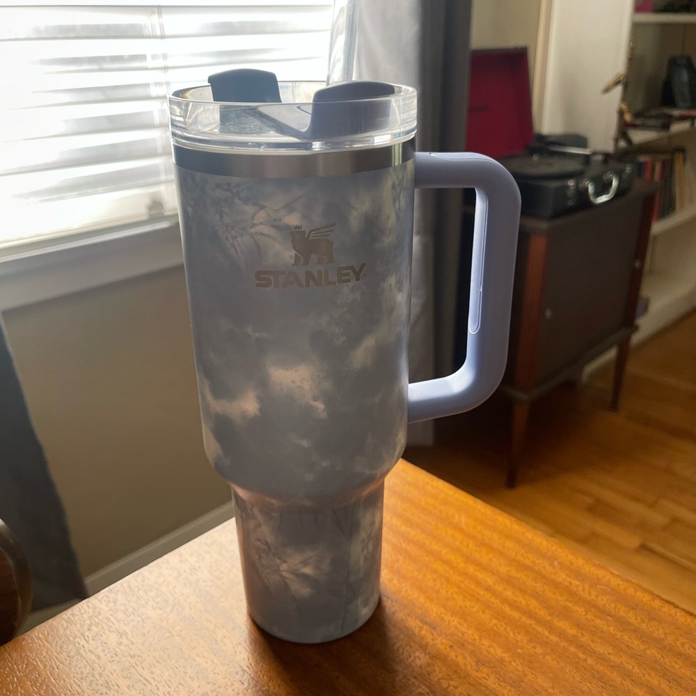 Stanley 40 oz Stainless Steel H2.0
FlowState Quencher Tumbler
Ocean Tie Dye